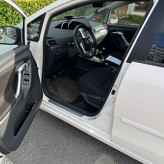 Toyota Verso 2 of 4