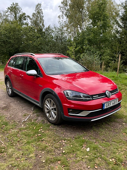 Volkswagen Golf Alltrack 2 of 4