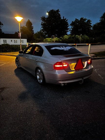BMW 325i 3 of 7