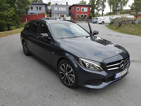 Mercedes-Benz C220 2 of 11