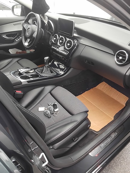 Mercedes-Benz C220 10 of 11