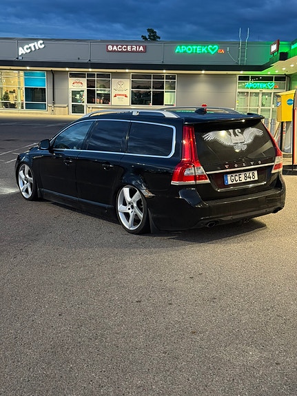 Volvo V70 2 of 6