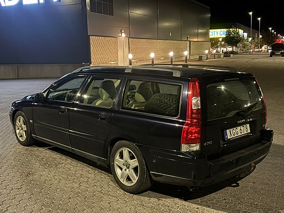 Volvo V70 2 of 9