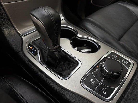 Jeep Grand Cherokee 27 of 29