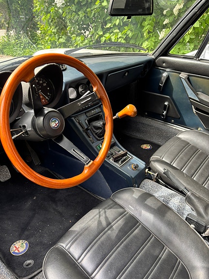 Alfa Romeo Spider 2 of 3