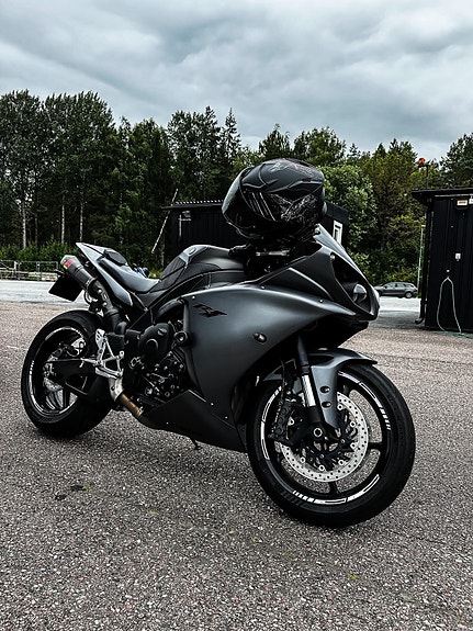 Yamaha YZF-R1 2 of 6