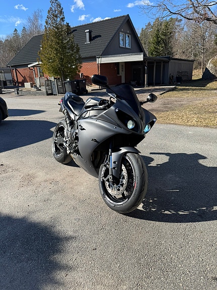 Yamaha YZF-R1 3 of 6