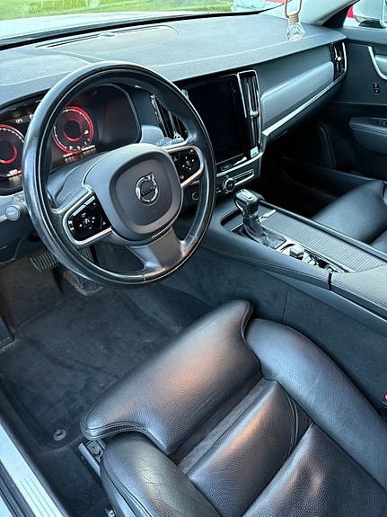 Volvo V90 2 of 5