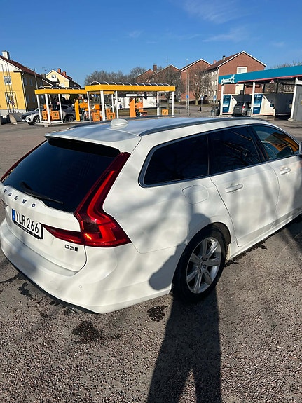 Volvo V90 2 of 23