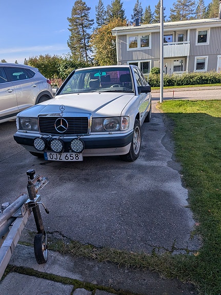 Mercedes-Benz 190 E 2 of 7