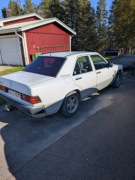Mercedes-Benz 190 E 4 of 7