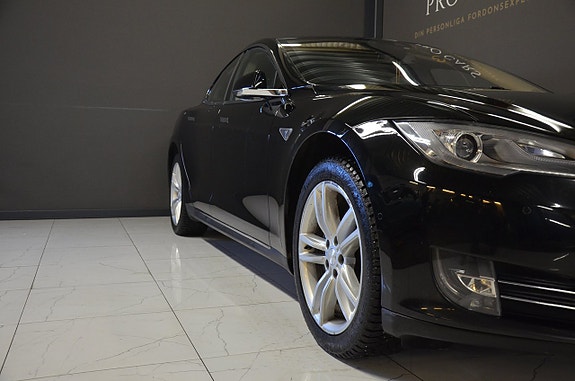 Tesla Model S 4 of 22