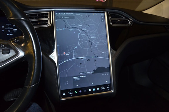 Tesla Model S 20 of 22