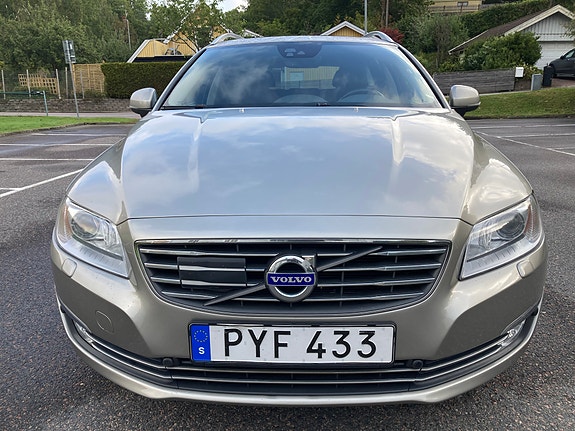 Volvo V70 2 of 7