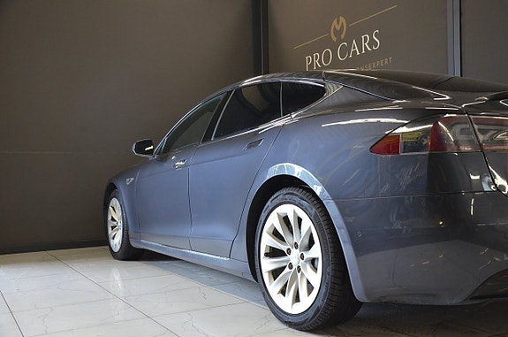 Tesla Model S 4 of 18