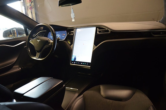 Tesla Model S 10 of 18