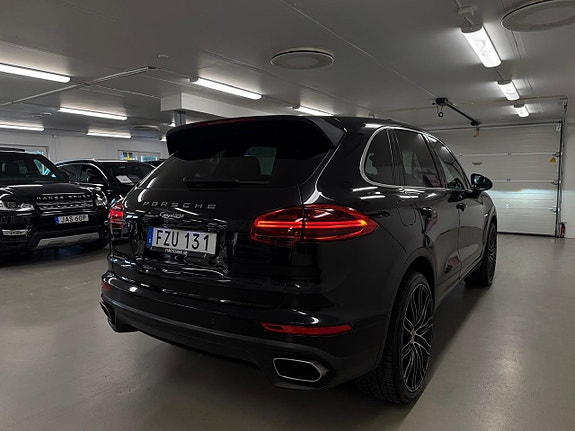 Porsche Cayenne 16 of 27