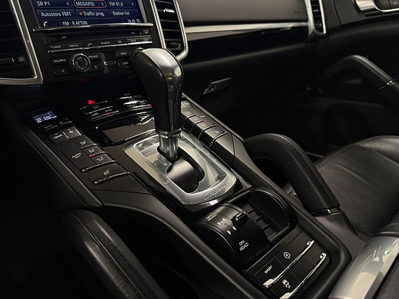 Porsche Cayenne 10 of 27