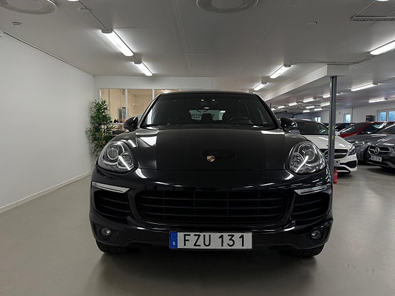Porsche Cayenne 2 of 27