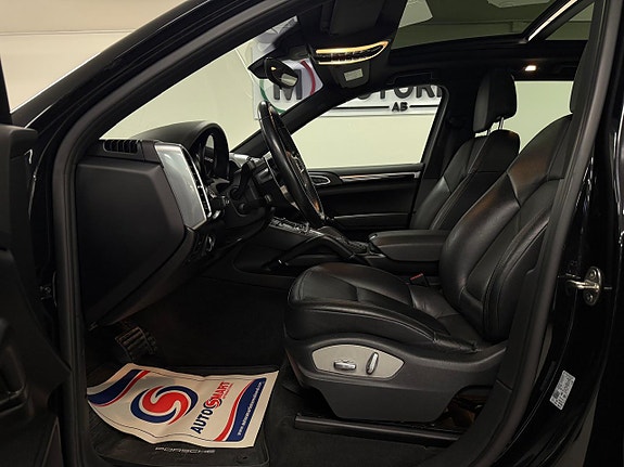 Porsche Cayenne 11 of 27