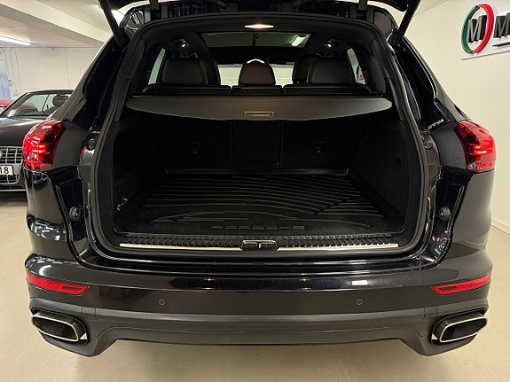 Porsche Cayenne 15 of 27
