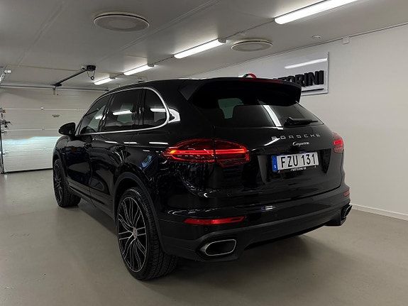 Porsche Cayenne 7 of 27