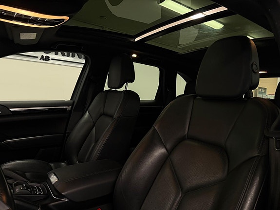 Porsche Cayenne 12 of 27