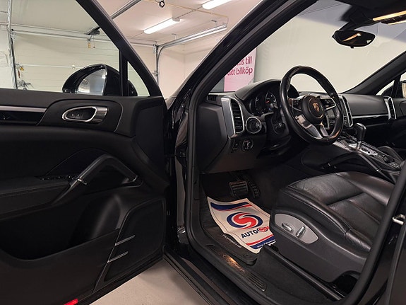 Porsche Cayenne 8 of 27