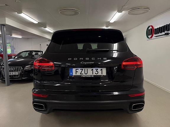 Porsche Cayenne 14 of 27