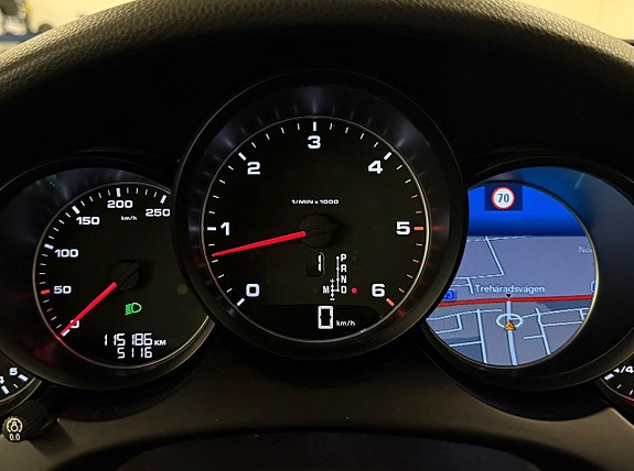 Porsche Cayenne 22 of 27