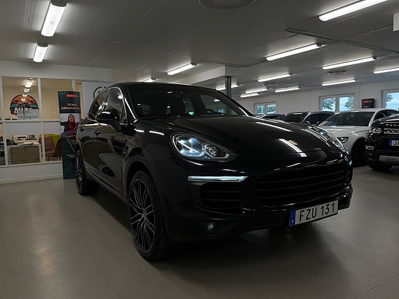Porsche Cayenne 17 of 27