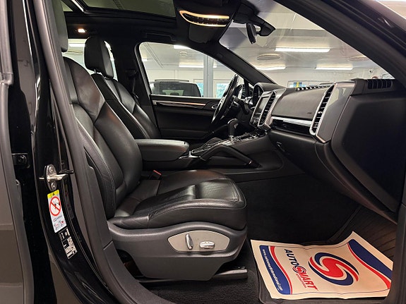 Porsche Cayenne 18 of 27