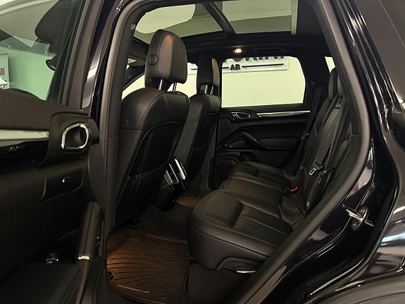 Porsche Cayenne 13 of 27