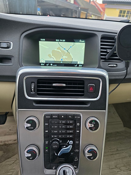Volvo V60 Cross Country 8 of 12