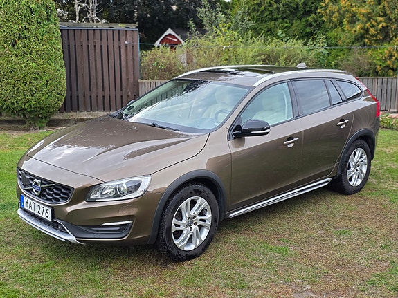 Volvo V60 Cross Country 2 of 12