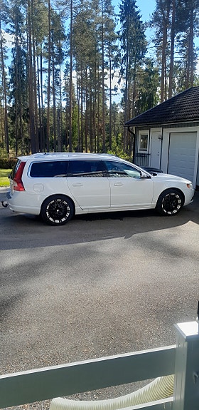 Volvo V70 2 of 8