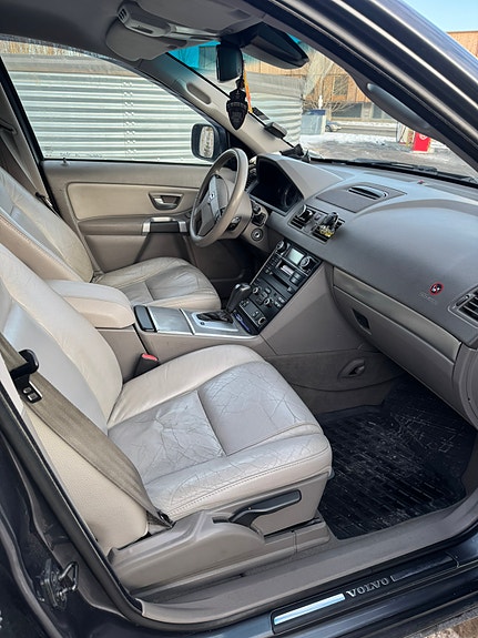 Volvo XC90 8 of 19