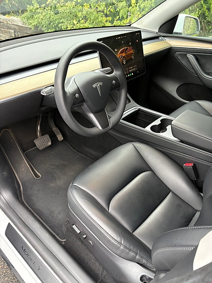 Tesla Model Y 5 of 8