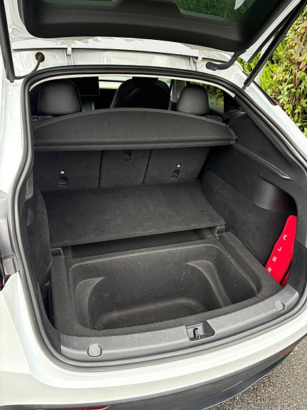 Tesla Model Y 4 of 8