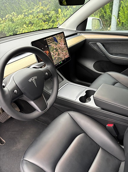 Tesla Model Y 6 of 8