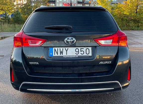Toyota Auris 7 of 16