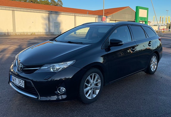 Toyota Auris 2 of 16