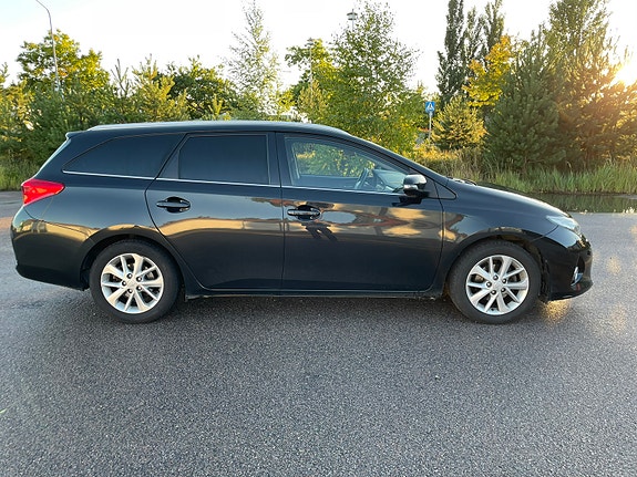 Toyota Auris 5 of 16