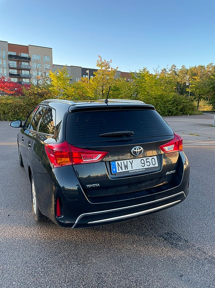 Toyota Auris 8 of 16
