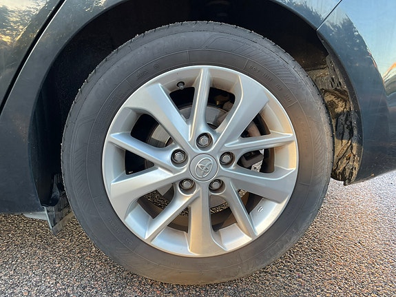 Toyota Auris 10 of 16