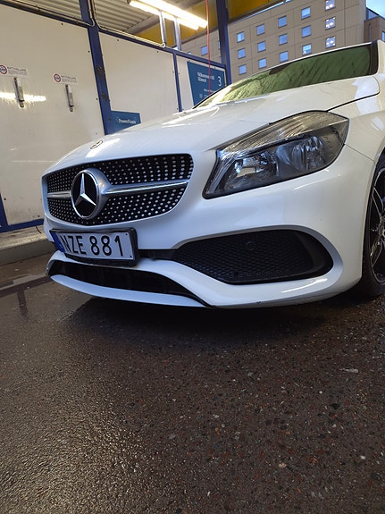 Mercedes-Benz A180 2 of 12