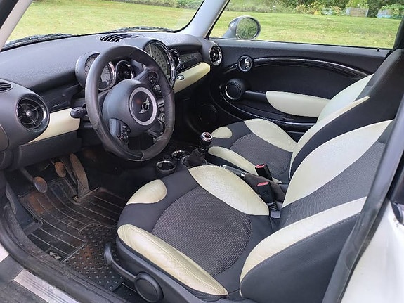 MINI Cooper 4 of 4