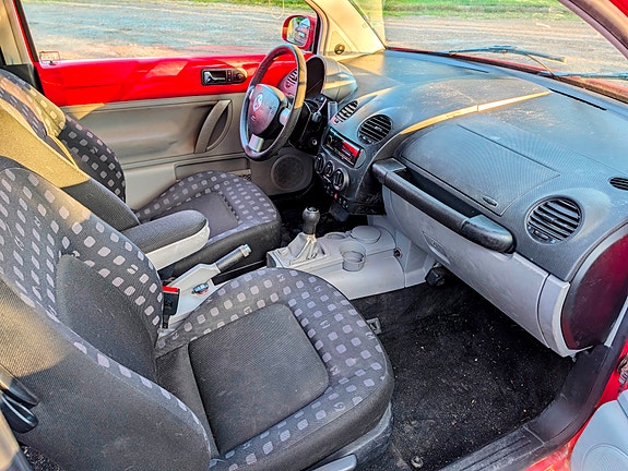 Volkswagen New Beetle 6 of 7