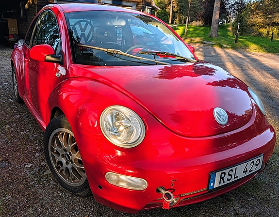 Volkswagen New Beetle 2 of 7