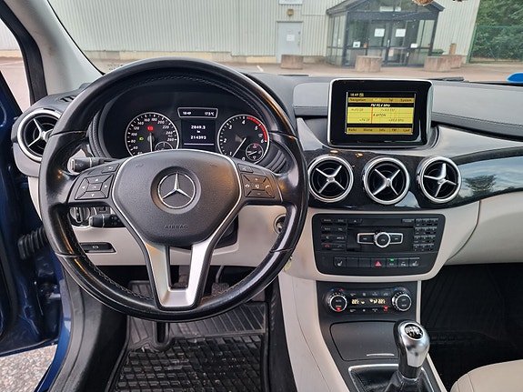Mercedes-Benz B200 3 of 12
